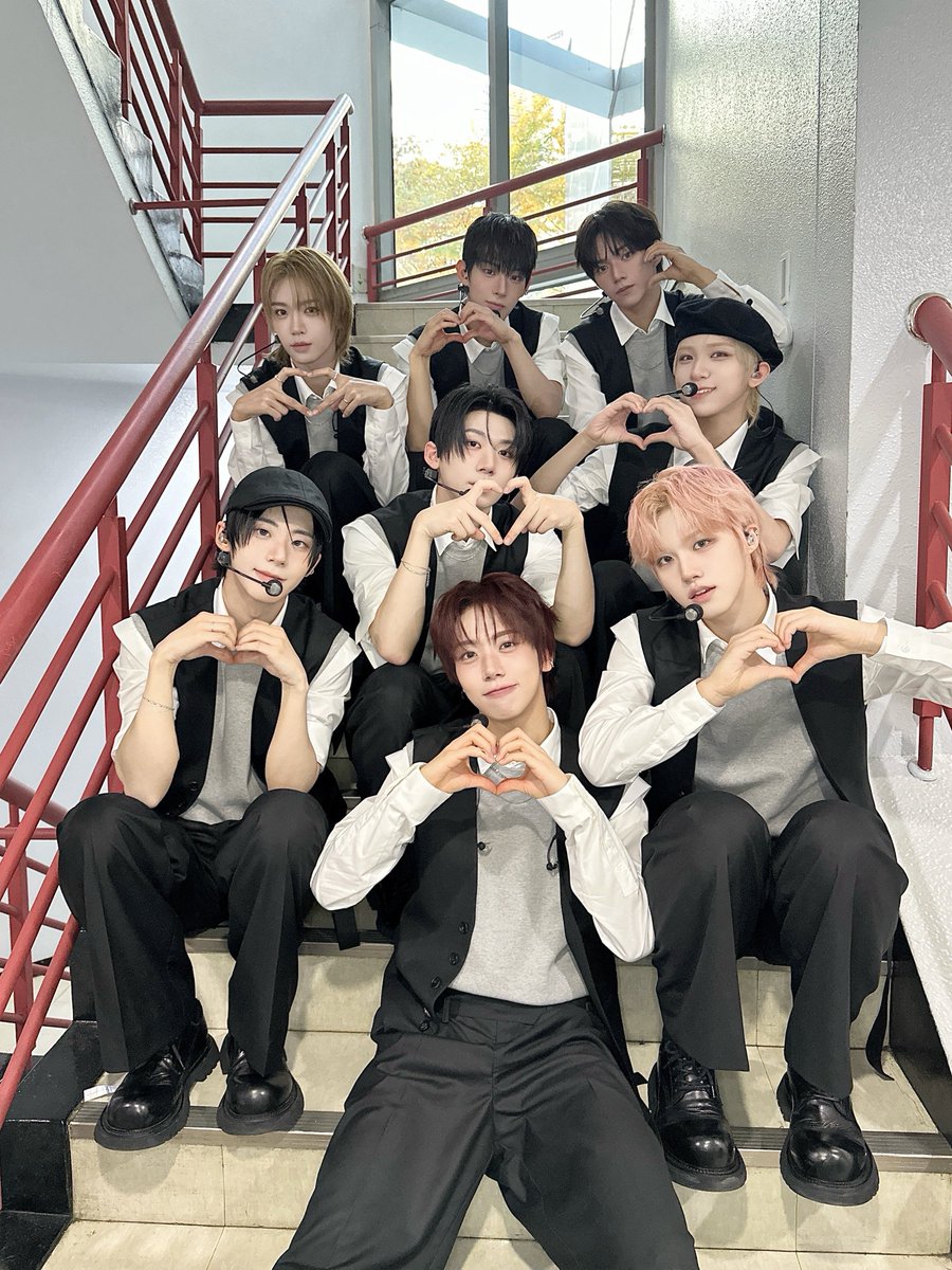 AHOF_official's tweet photo. [📸] 251116 인기가요 완료🤥

함께일 때 더 완벽한 아홉과 포하 사이🖤 

#AHOF #아홉
#ThePassage
#피노키오는거짓말을싫어해
#AHOF_Pinocchio https://t.co/8St4XnIpyJ