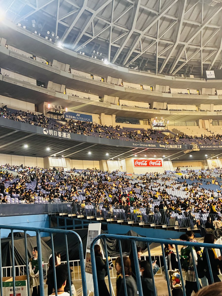 そろそろ始まるかな？
神席で本当にありがたいです。
すごいセットで圧倒されます
楽しんできます
#ミセス
#京セラドーム
#みんなありがとう