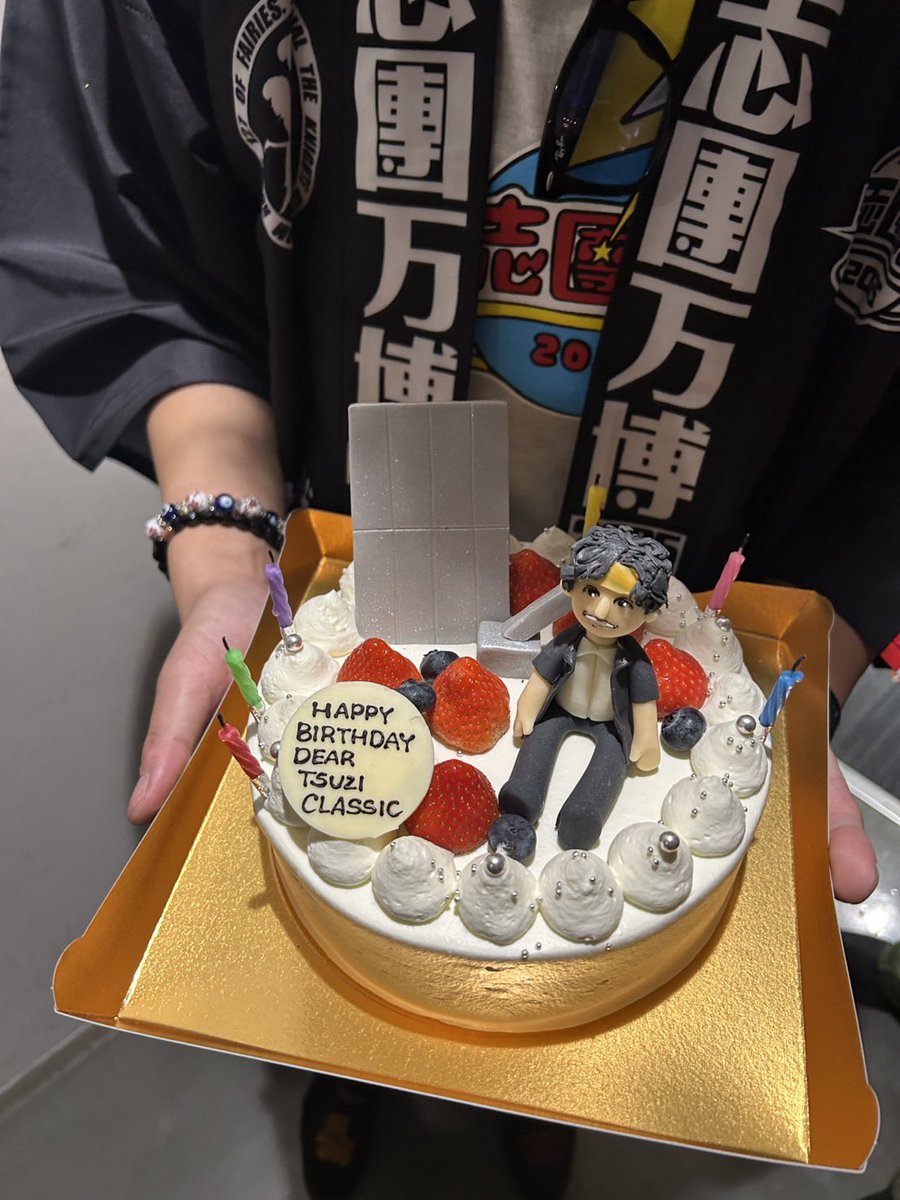 先ほど、綾小路翔さんが楽屋に入って来てハッピーバースデーを歌いだし