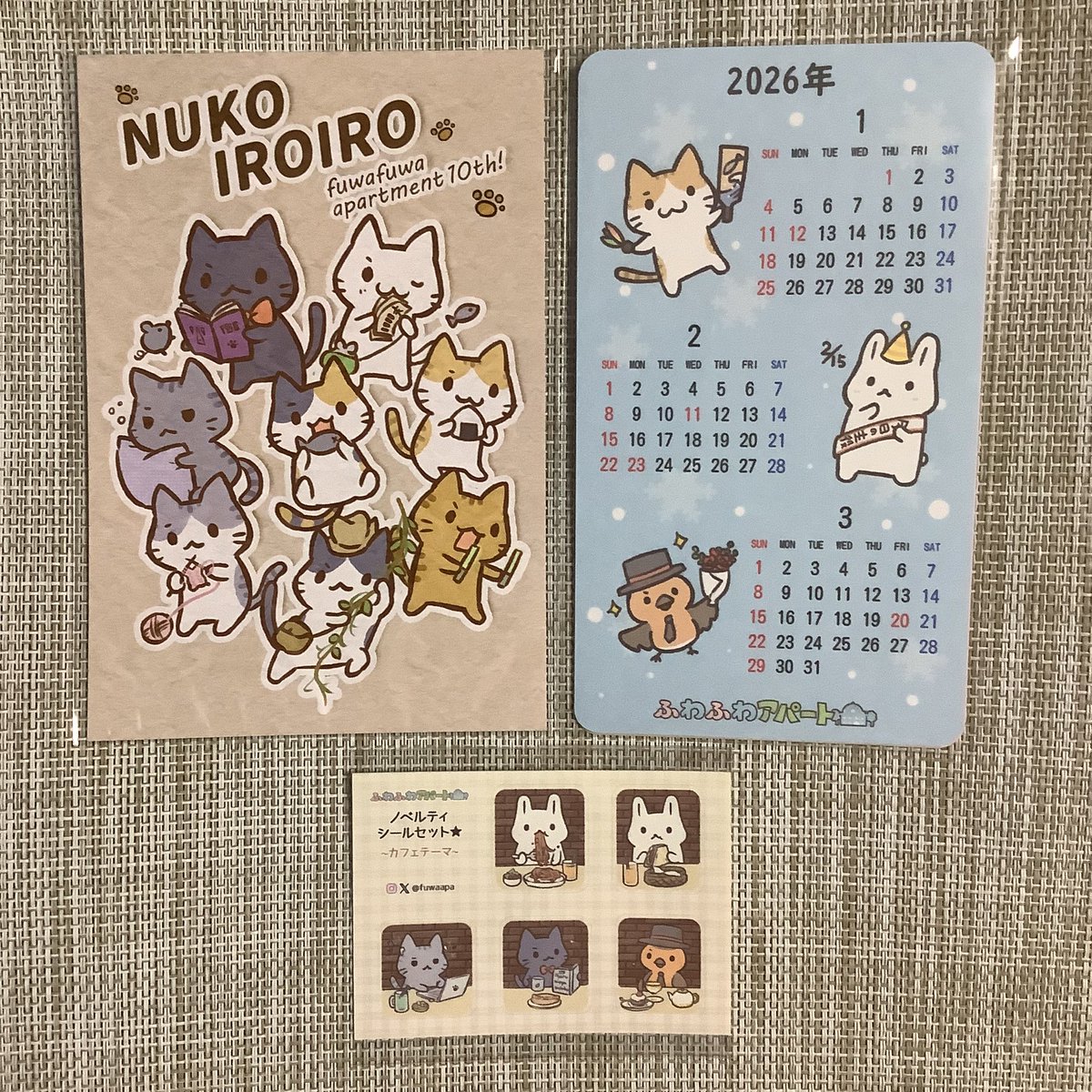 デザフェス行ってきたー！今回も4時間ほど歩き回ったぜ！

フーライさん　ふわふわアパート(<a href="/fuwaapa/">フーライ☁️ふわふわアパート</a>)
カレンダーとポストカード。あとノベルティのステッカーも。

#デザフェス62
#デザフェス戦利品①