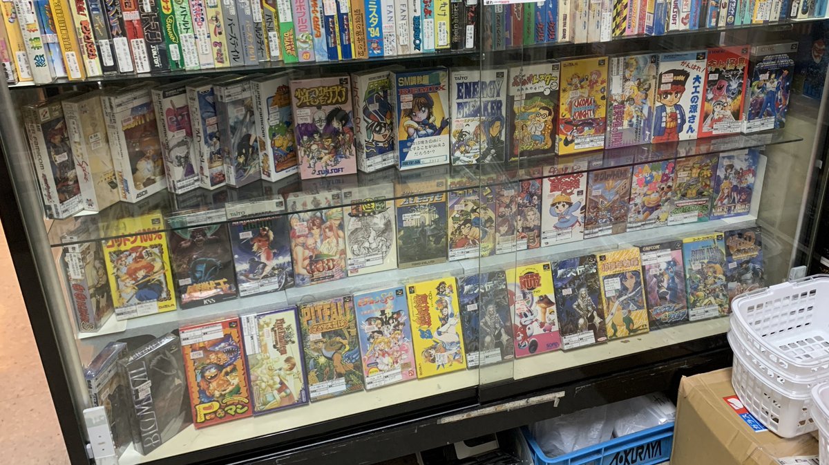 ほくほく🌾 ショーケースの箱付きスーパーファミコンソフトのコーナー