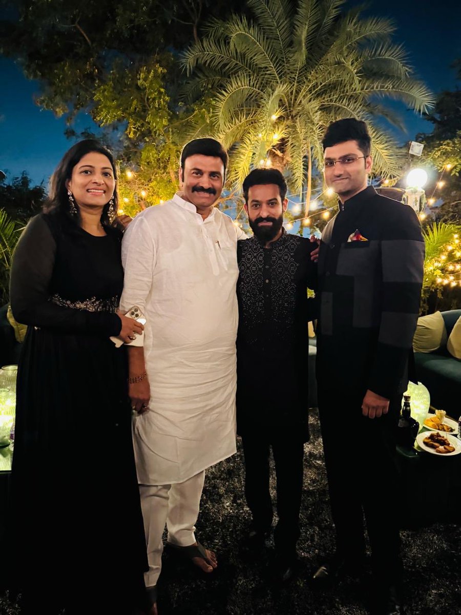 Sai_Mohan_999's tweet image. Yesterday Night @KRaghuRaju Garu With @tarak9999 Anna 🤩🖤🔥.