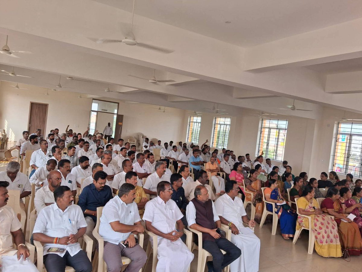 பாரதப் பிரதமர் மாண்புமிகு  <a href="/narendramodi/">Narendra Modi</a> அவர்கள் கோவை வருகையை ஒட்டி கோவை பகுதி முக்கிய நிர்வாகிகள் ஆலோசனை. மாநிலத் தலைவர் திரு <a href="/NainarBJP/">Nainar Nagenthran</a> மற்றும் பார்வையாளர் திரு <a href="/MenonArvindBJP/">Dr. Arvind Menon</a> சிறப்பு வருகை. <a href="/blsanthosh/">B L Santhosh</a> <a href="/BJP4India/">BJP</a>