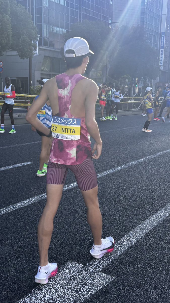 ny_deuce_2000's tweet photo. 2025/11/16
神戸マラソン
25km DNF
👟#Alphafly3
・
📷@hasiruyo0717 さん
・
最近良くなってきた胃酸トラブルで今回はこっ酷くやられて、意地でも完走するか迷ったが、今後の予定も考えて途中棄権。
同じ収容バスに乗ってたMartin MUSAU選手と仲良くなって帰ってきた…笑
マラソンやる度に思う。3:05/kmより3:20/kmの方がきつい・不快なの何故