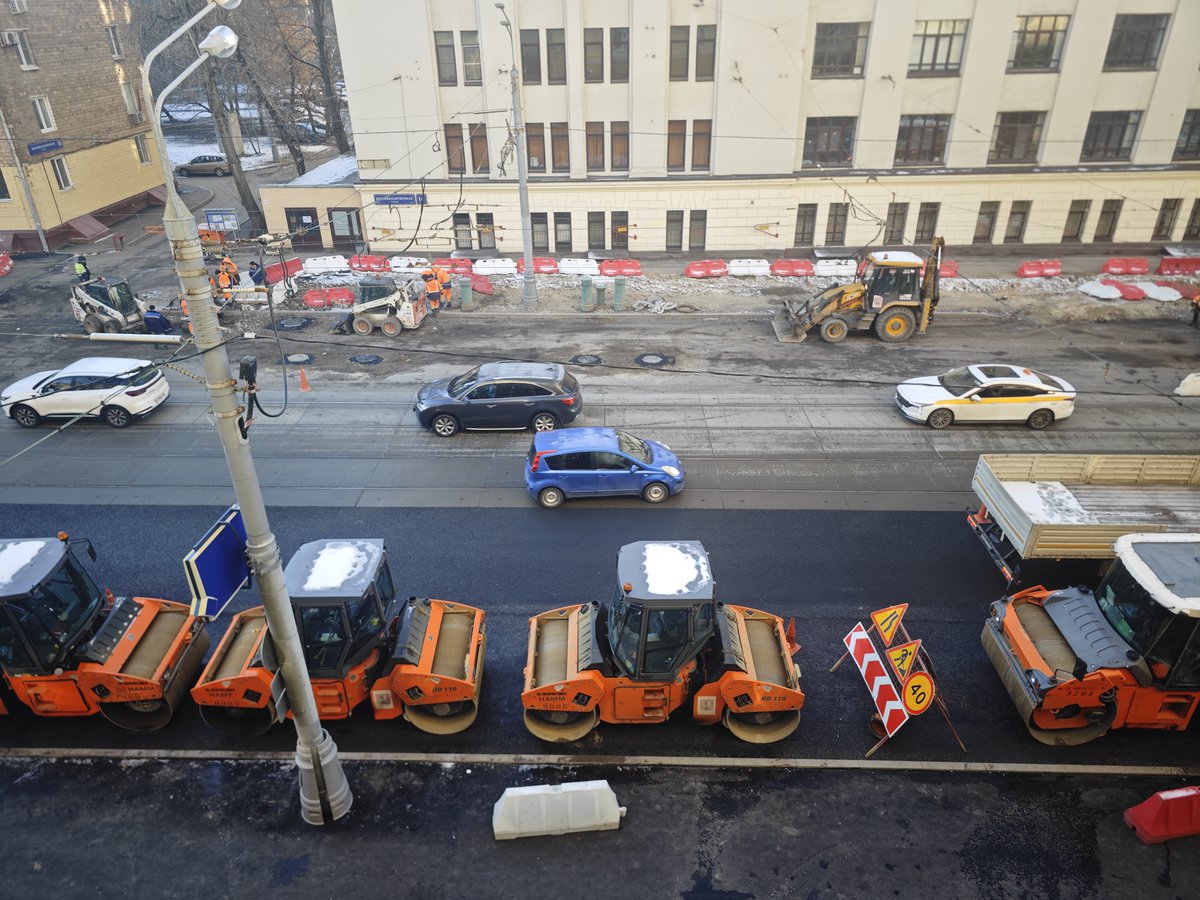 elaith's tweet image. Дорожные рабочие, в июне: снимают асфальт  и сваливают в закат. А куда спешить? Всё лето впереди!

Они же, в ноябре: ой! снег пошёл! Срочно работаем в три смены без выходных!

(да, они ровно под нашими окнами херачили отбойным молотком и скребли ковшами в три часа ночи в субботу)