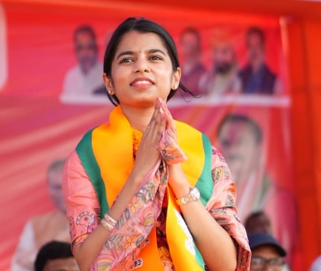 GovindManwar2's tweet photo. Meitheli Thakur youngest MLA, age 25 won from Ali nagar, Bihar 
👏🏻👏🏻👏🏻
@maithilithakur
#Bihar https://t.co/jkepPEHMkq