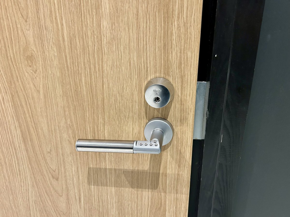 TimoTossavainen's tweet image. En heti hoksannut hotellin vessaan mennessä mihin piti koodi syöttää 🙄

Onneksi sain kysyttyä vinkin ennen kuin kävi köpelösti.

En ollut aiemmin kahvassa olevaan koodinsyöttöpaikkaan törmännyt. Joka päivä oppii uutta kun kotoa lähtee.

#Vessakoodi #Hotelli #Scandic #Turku