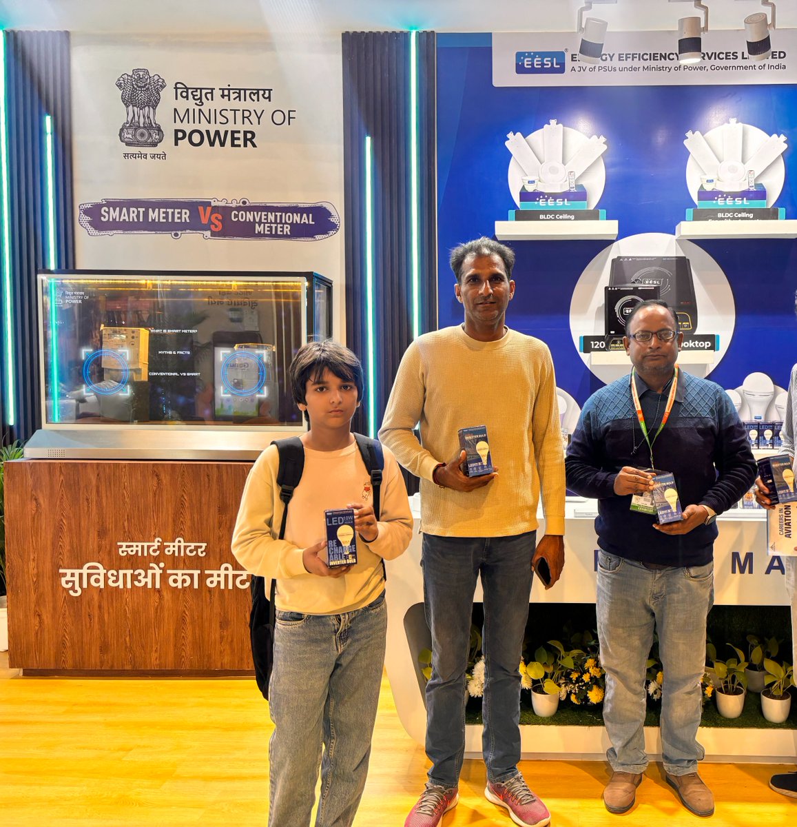 EESL_India's tweet image. Day 3 at IITF 2025 continues to be full of excitement!

Visitors are enjoying their experience at the EESL Mart in the Ministry of Power Pavilion, exploring our innovative energy-efficient solutions with keen interest.