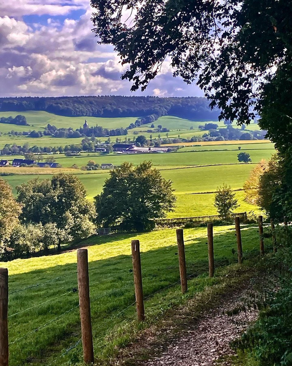 magnifiekZL's tweet image. ☀️ De laatste ‘in het zonnetje’ – Deel 13: Epen!

Ik sluit de jubileumserie af met een reeks van 15 heerlijke beelden van Epen en omgeving, in alle seizoenen. Nog altijd ter ere van ons 10-jarig jubileum van vorige week zondag. #MagnifiekZL 
9/15

📸: wandern_liebe
