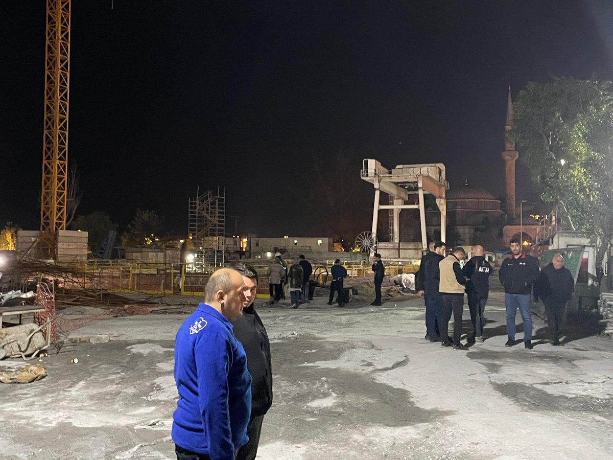 Kabataş M7 metro hattındaki çalışma sırasında, eksi 6. kattaki iskelenin çökmesi sonucu 1 işçi öldü, 2 işçi yaralandı.

İşçi ölümlerinin sebebinin alınmayan önlemler ve denetimsizlik olduğunuzu biliyor; yaralılara acil şifa, ölen işçiye rahmet ve ailesine de başsağlığı diliyoruz.