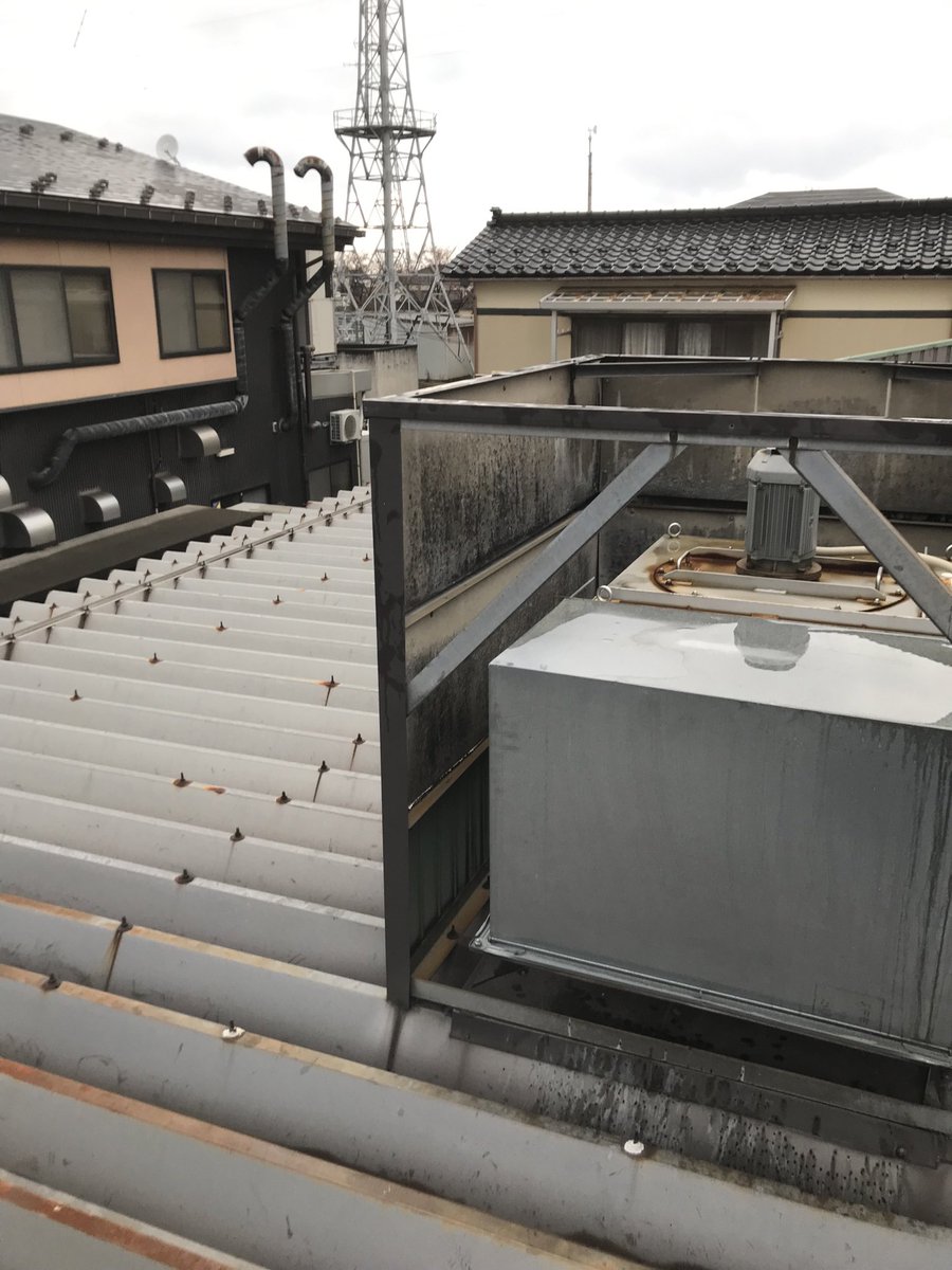 FeelingPay's tweet image. 某飲食店の屋根上で換気扇の点検。