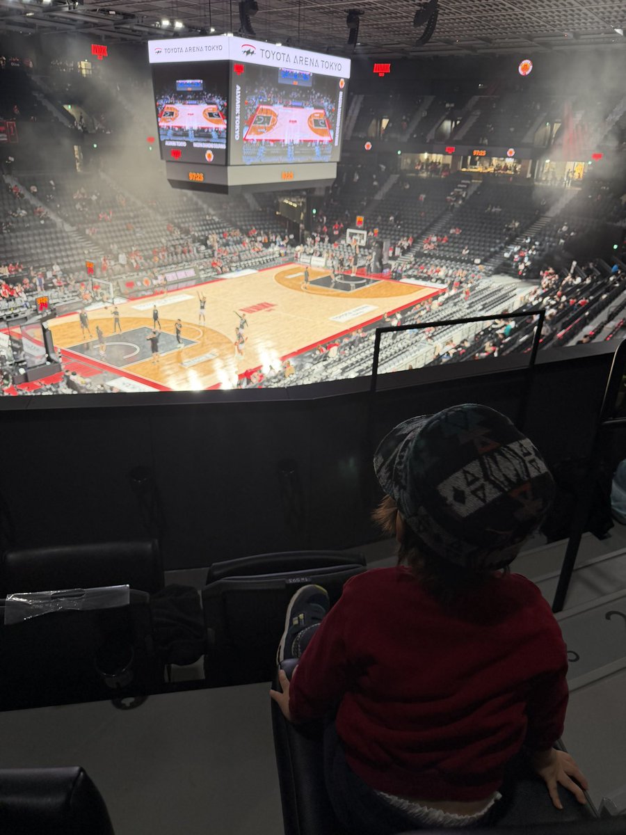 moyulog's tweet photo. 🏀息子と2人でバスケ観戦。
お台場に新しく誕生した『TOYOTA ARENA TOKYO』へ。

バスケはまだわからないけど、車大好きな息子にとってはパラダイス。2人で過ごす時間はグッドエクスペリエンス。 https://t.co/KEv8veynTC