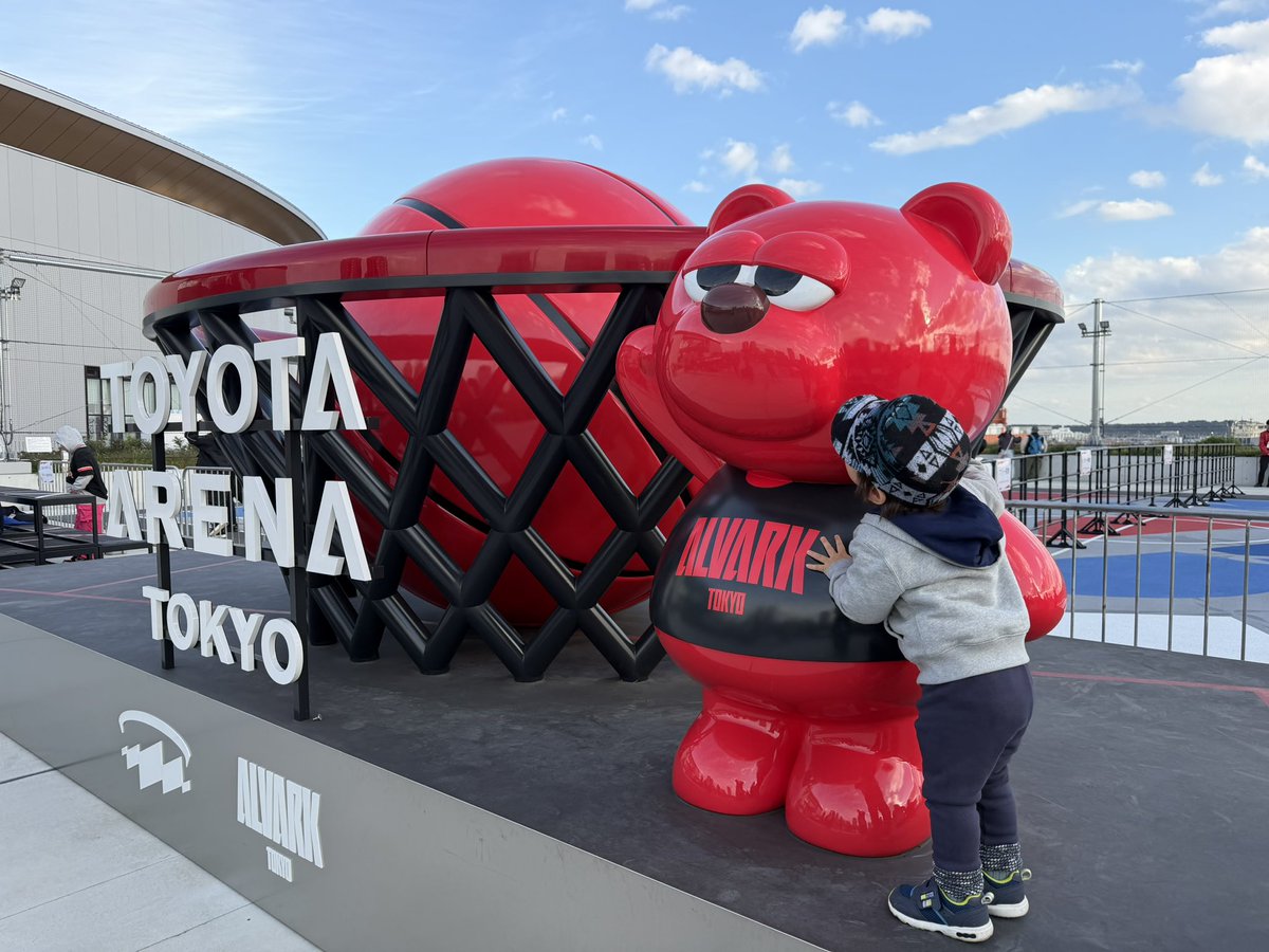 moyulog's tweet photo. 🏀息子と2人でバスケ観戦。
お台場に新しく誕生した『TOYOTA ARENA TOKYO』へ。

バスケはまだわからないけど、車大好きな息子にとってはパラダイス。2人で過ごす時間はグッドエクスペリエンス。 https://t.co/KEv8veynTC