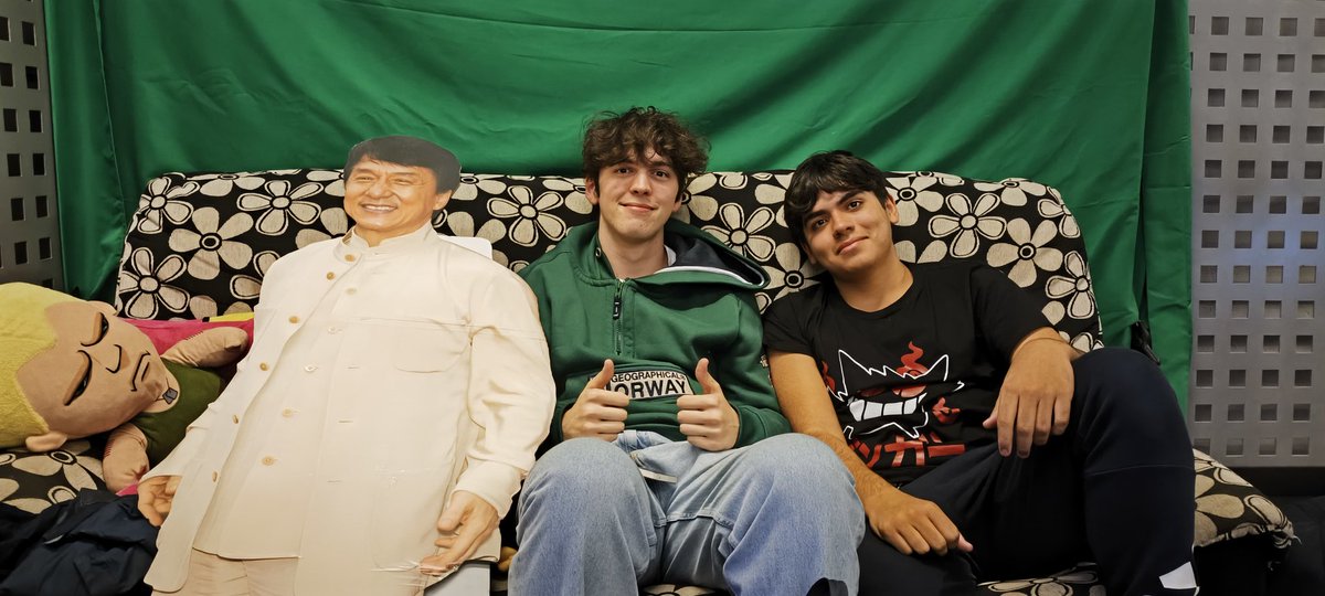 Buenos días , como estáis?

Nosotros estamos celebrando la victoria de <a href="/Revolo_ssb/">VTG | Revolo</a> vs <a href="/PATOZALO_SBS/">DRK | Patozalo 🐉</a> ✌️

Oye <a href="/DrakeKnightsES/">Drake Knights Esports</a> para el próximo enfrentamiento el que gane invita al otro a una cena 🍽️

Pd: Yo soy Jackie Chan