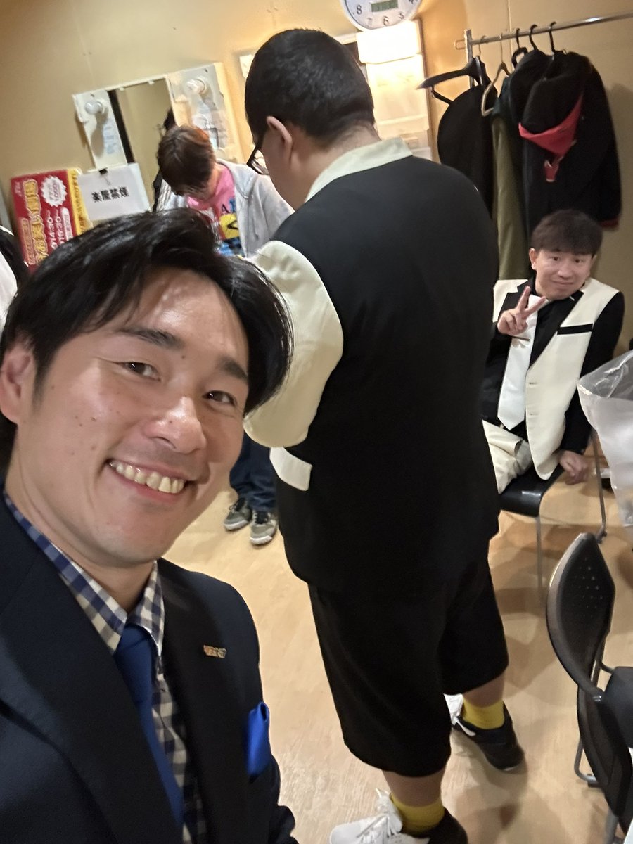 lisnap_doi's tweet image. 本日は
新世界ZAZAで
30分お笑い劇場れした。

先輩芸人 #ともだち の千葉さんの衣装が
めちゃオシャレな靴になってたから、
思わず写真撮った！

衣装の色とも合わせたエアジョーダン！
僕も欲しい〜！千葉さん買って下さいぃ〜！

#パートな日常 #バイトな日常 店長役で大人気！