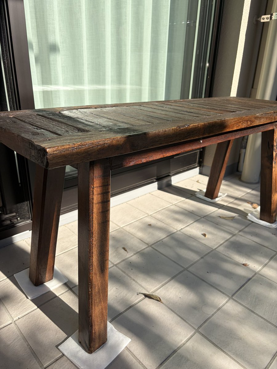 akyuum_akyuum's tweet photo. 10年以上屋外にあったベランダの木製ベンチを修復しました！ 状態としては水気がなくなって土埃をかぶっていたのですが、ヨゴレをおとしレモンオイルを塗って1週間おいて潤いを取り戻し、透明の油性ニス(光沢)を2度塗りしたところ買ったときみたいにキレイによみがえりました！これ、オススメです✨ https://t.co/fA9tryDykT