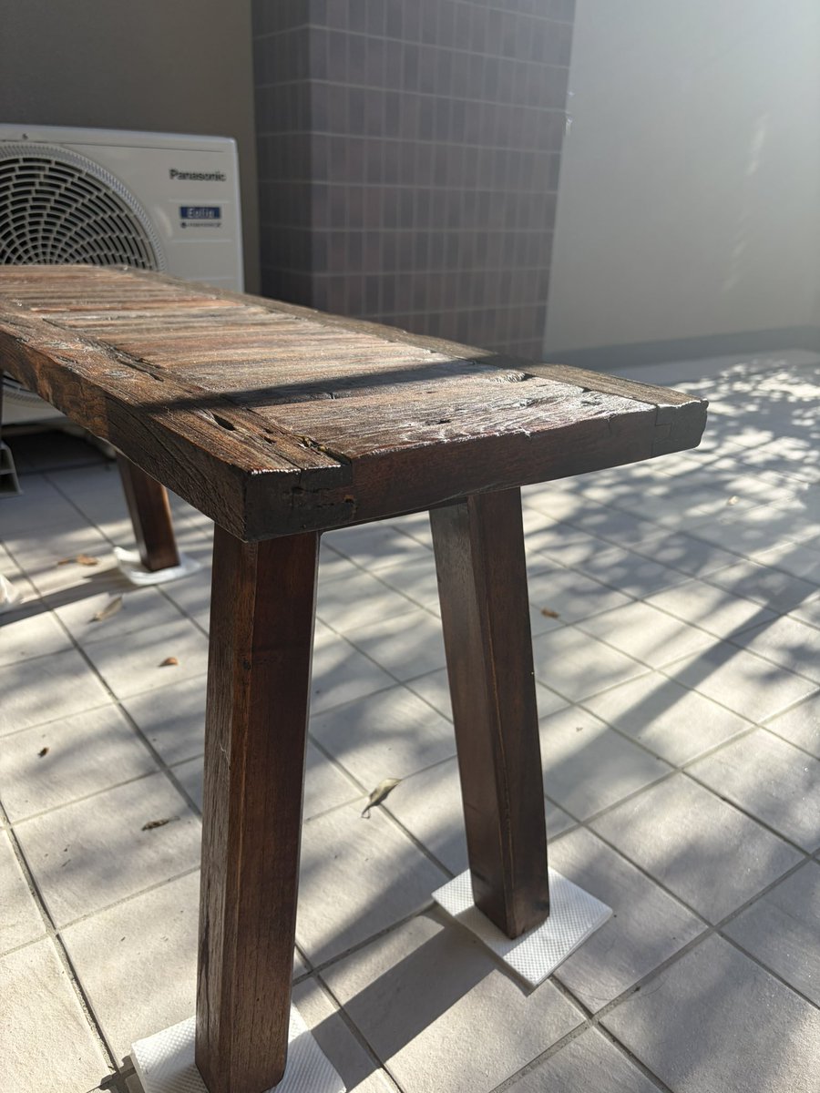akyuum_akyuum's tweet photo. 10年以上屋外にあったベランダの木製ベンチを修復しました！ 状態としては水気がなくなって土埃をかぶっていたのですが、ヨゴレをおとしレモンオイルを塗って1週間おいて潤いを取り戻し、透明の油性ニス(光沢)を2度塗りしたところ買ったときみたいにキレイによみがえりました！これ、オススメです✨ https://t.co/fA9tryDykT