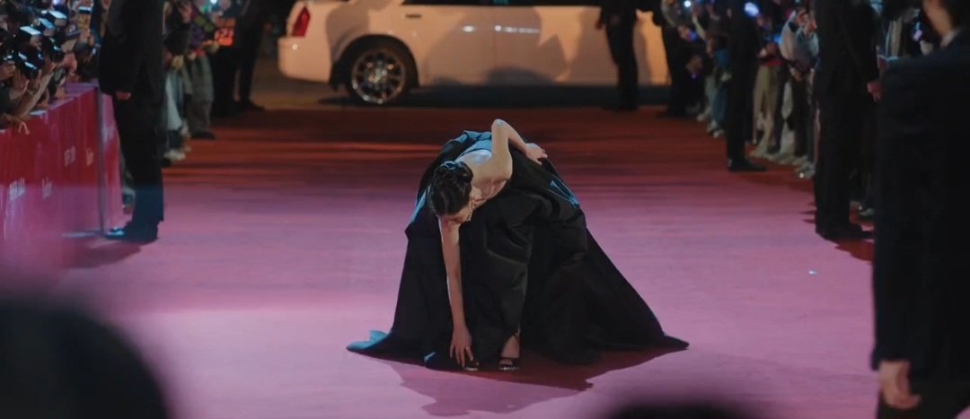 Littleyahn's tweet image. What shocked me the most in this scene isn't the resemblance of the dress and the hairstyle. It's the fact that Ajin tripped on her dress. 

Yeaji also tripped on her dress that day on the red carpet. The only difference is Ajin did it on purpose. 

#seoyeaji #DearX #KimYooJung