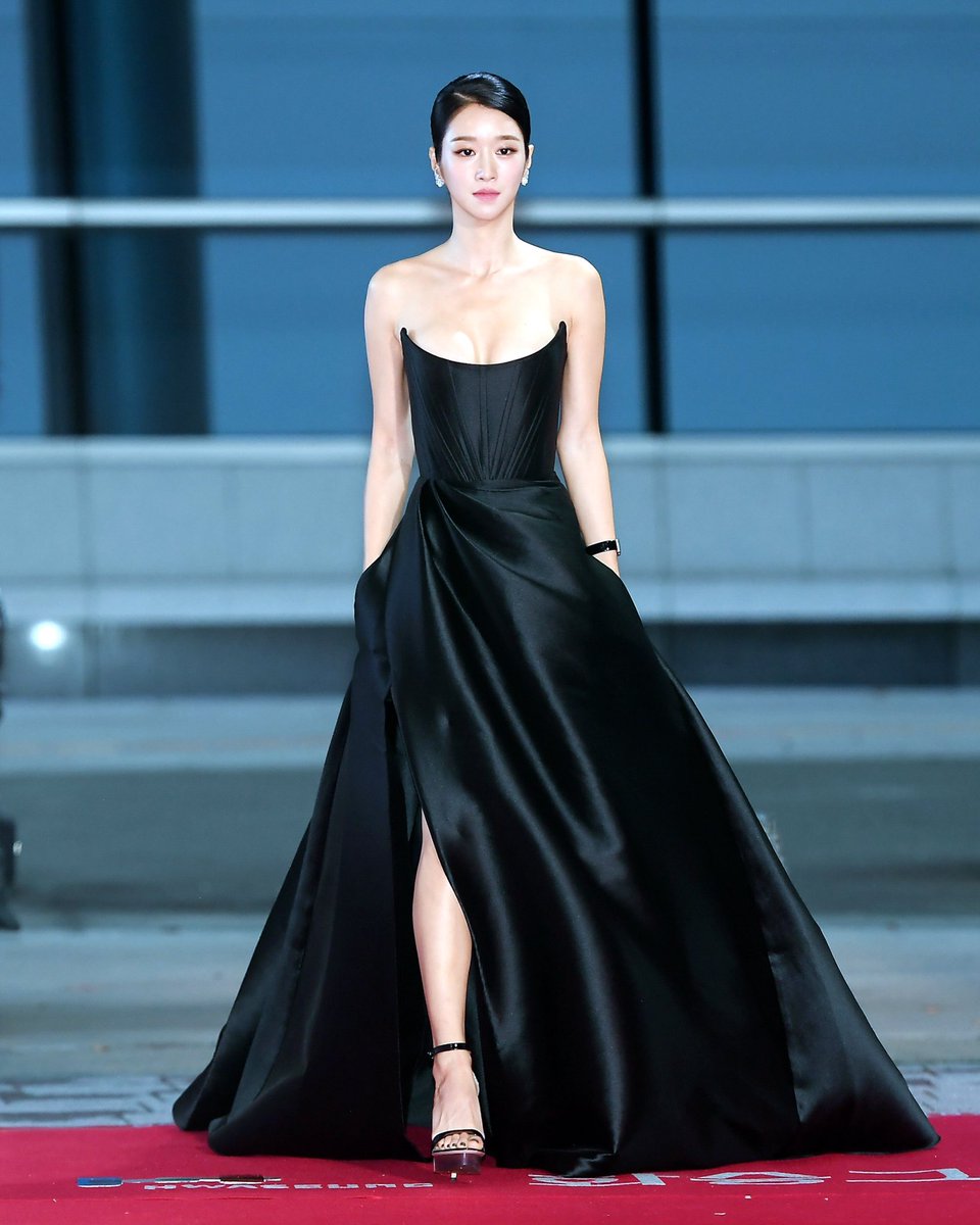 Littleyahn's tweet image. What shocked me the most in this scene isn't the resemblance of the dress and the hairstyle. It's the fact that Ajin tripped on her dress. 

Yeaji also tripped on her dress that day on the red carpet. The only difference is Ajin did it on purpose. 

#seoyeaji #DearX #KimYooJung