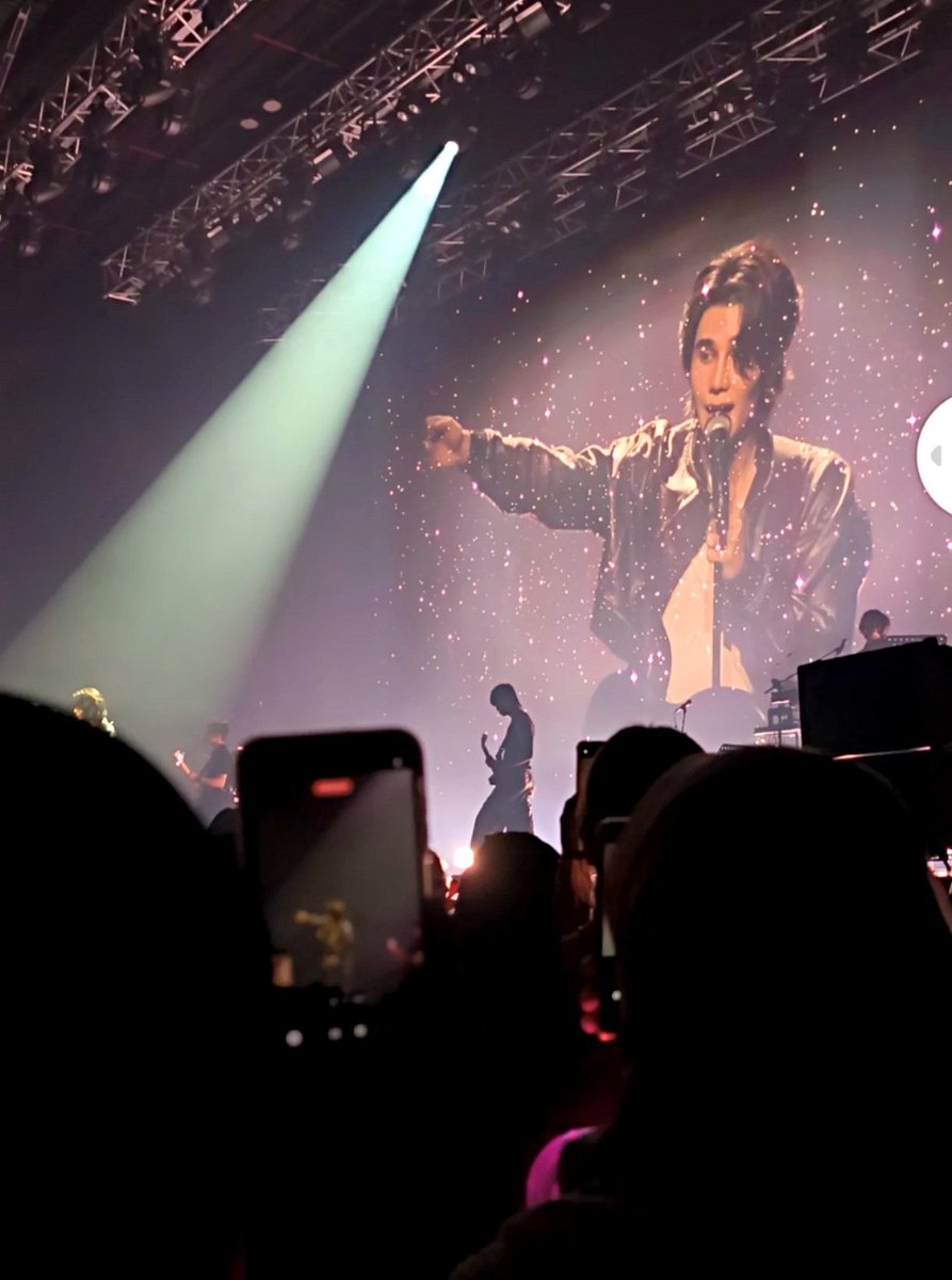 heaven2mh's tweet photo. His vocals are perfect π―. he's so worth your money to watch liveππ» I'm sure I will see him againπ₯°
#JeffSatur #JeffSaturInKL #RedGiantInKL #JeffSaturRedGiantTour https://t.co/plhPykGXkd