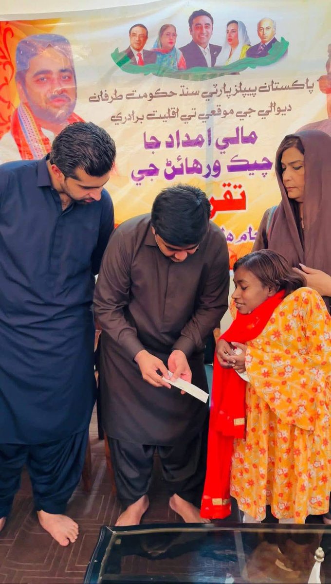 MacMehmoodshah's tweet image. Distributed cheques to minority communities 
 #HappyDiwali thank you @PPP_Org for remembering them on the occasion