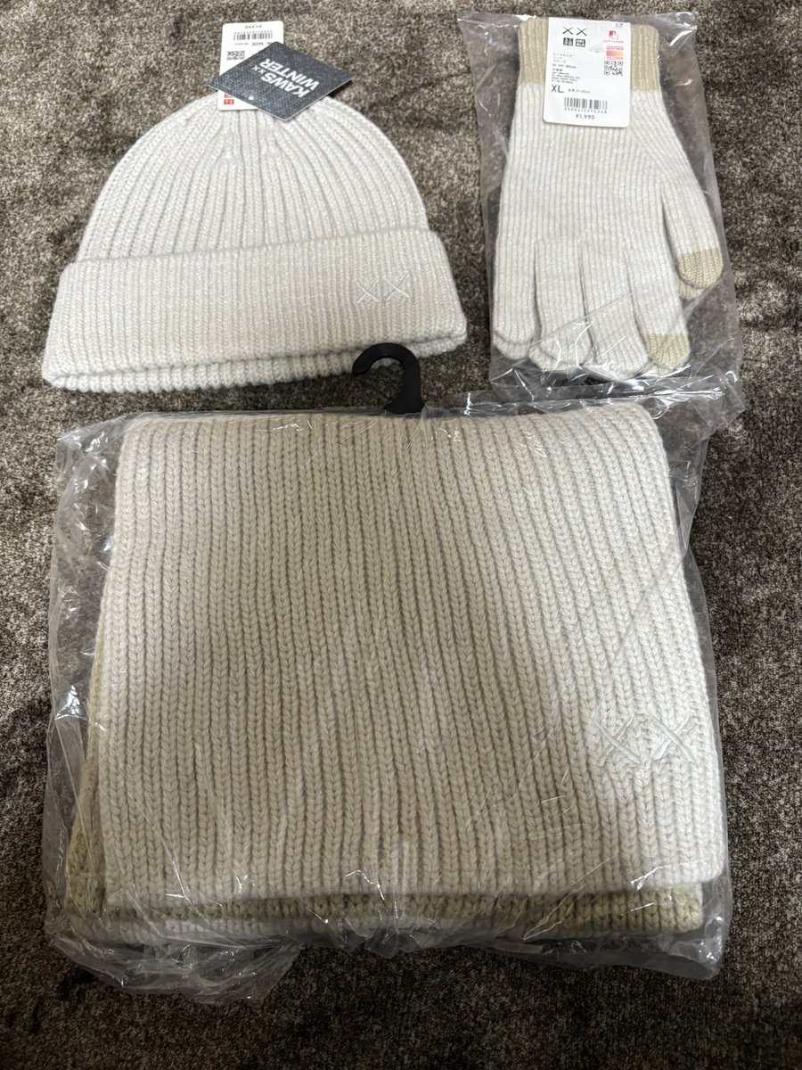 BimoBimo3's tweet image. ユニクロのKaws届いた〜。ヒートテックだから自転車の時距離乗る場合あったかいと思うか？暑いと思うかだな、、、マフラーはまだ早い気がする。