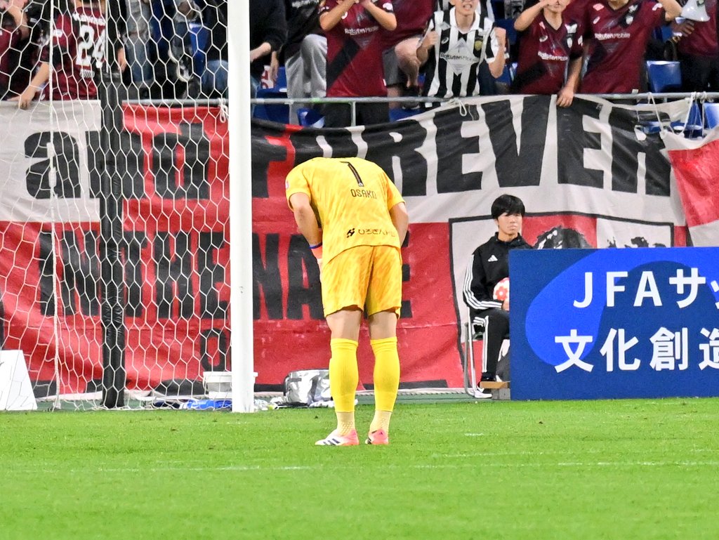10azzuri's tweet photo. 試合終了直後､神戸サポにお辞儀したサコ
今日は彼らともいい試合ができたんだろう
来年も皆🟣で天皇杯獲りにいこう!!
#大迫敬介
#sanfrecce #天皇杯 #神戸広島 https://t.co/2A0N6P48ml