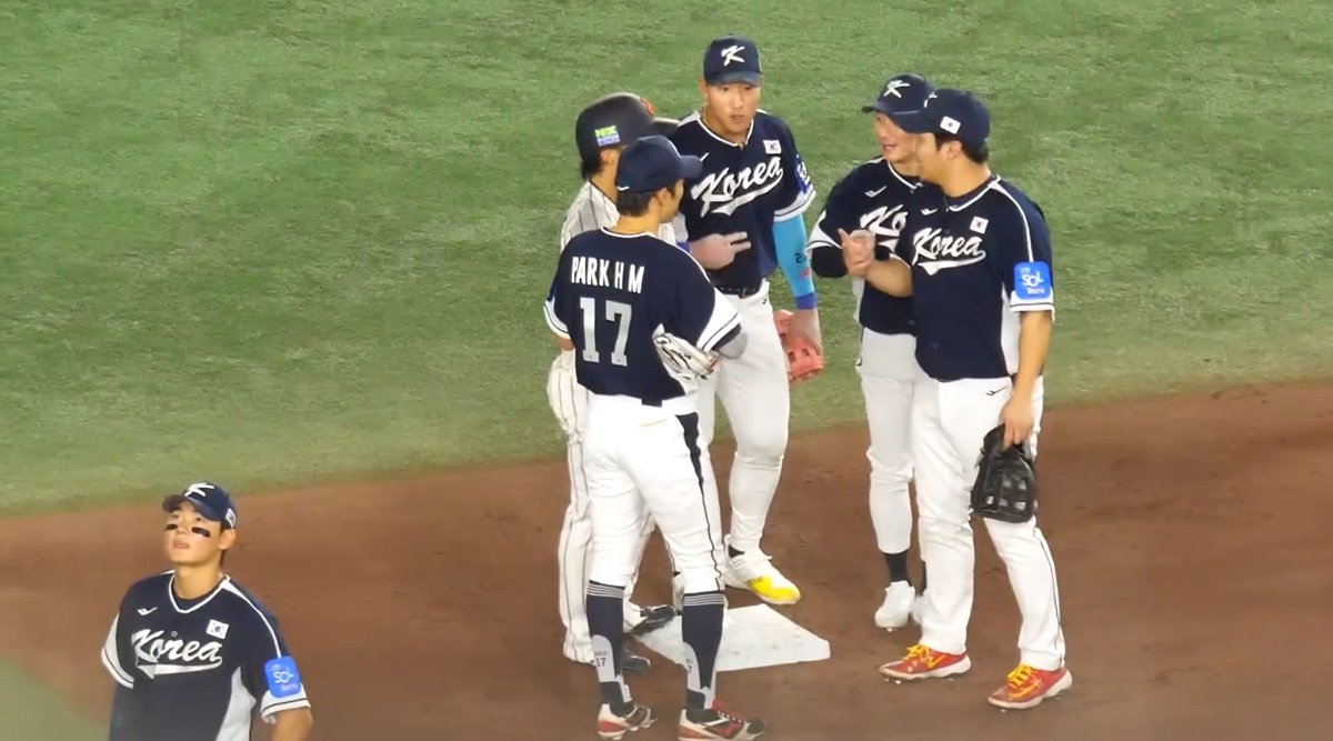 유격수라 어디멀리도 못가고 천장보고있는 내향인