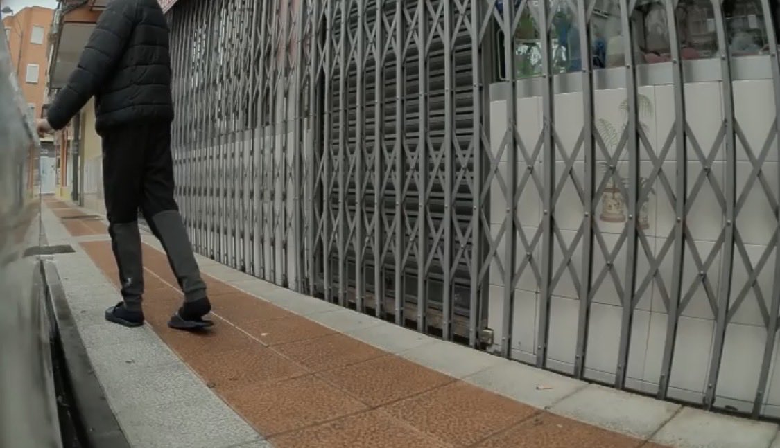 TechDriveES's tweet image. Van por la calle dando un paseo y prueban si se abre un coche aparcado.