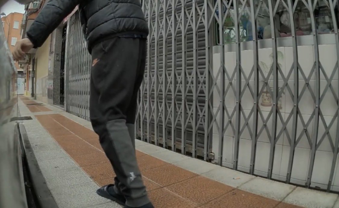 TechDriveES's tweet image. Van por la calle dando un paseo y prueban si se abre un coche aparcado.