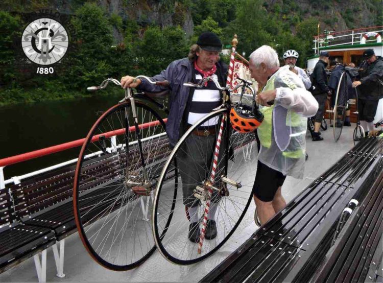 VlastimilWeiner's tweet image. Bicykl u nás má slavnou historii. 1. velociped s pedály na hřídeli předního kola se objevil v Paříži kolem r. 1864, 4 roky poté na něm jel V. Vondřich při položení zákl. kamene ND. Cyklistika u nás propukla r. 1880. 16. 11. bratři Kohoutové založili Český klub velocipedistů (📷).