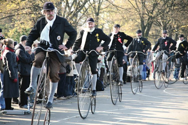 VlastimilWeiner's tweet image. Bicykl u nás má slavnou historii. 1. velociped s pedály na hřídeli předního kola se objevil v Paříži kolem r. 1864, 4 roky poté na něm jel V. Vondřich při položení zákl. kamene ND. Cyklistika u nás propukla r. 1880. 16. 11. bratři Kohoutové založili Český klub velocipedistů (📷).