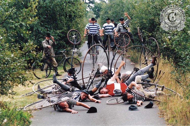 VlastimilWeiner's tweet image. Bicykl u nás má slavnou historii. 1. velociped s pedály na hřídeli předního kola se objevil v Paříži kolem r. 1864, 4 roky poté na něm jel V. Vondřich při položení zákl. kamene ND. Cyklistika u nás propukla r. 1880. 16. 11. bratři Kohoutové založili Český klub velocipedistů (📷).