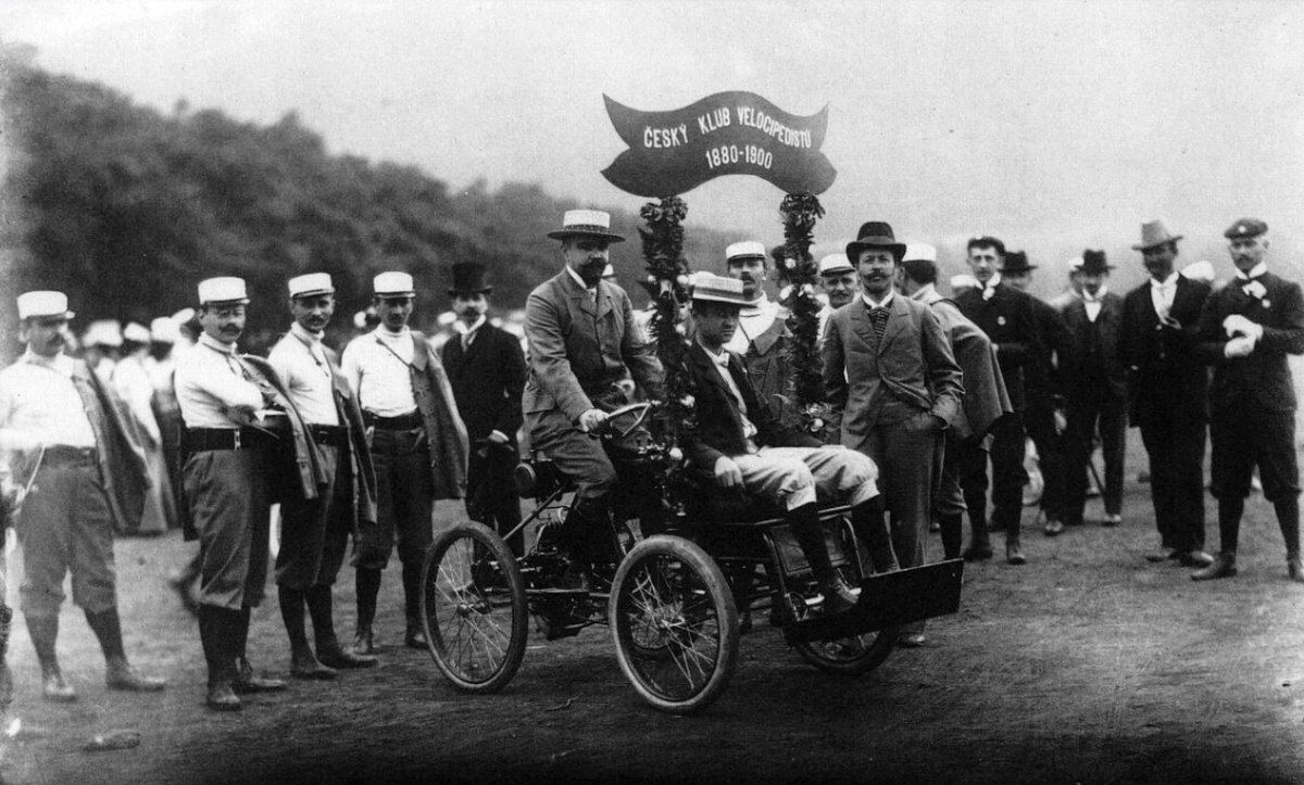 VlastimilWeiner's tweet image. Bicykl u nás má slavnou historii. 1. velociped s pedály na hřídeli předního kola se objevil v Paříži kolem r. 1864, 4 roky poté na něm jel V. Vondřich při položení zákl. kamene ND. Cyklistika u nás propukla r. 1880. 16. 11. bratři Kohoutové založili Český klub velocipedistů (📷).