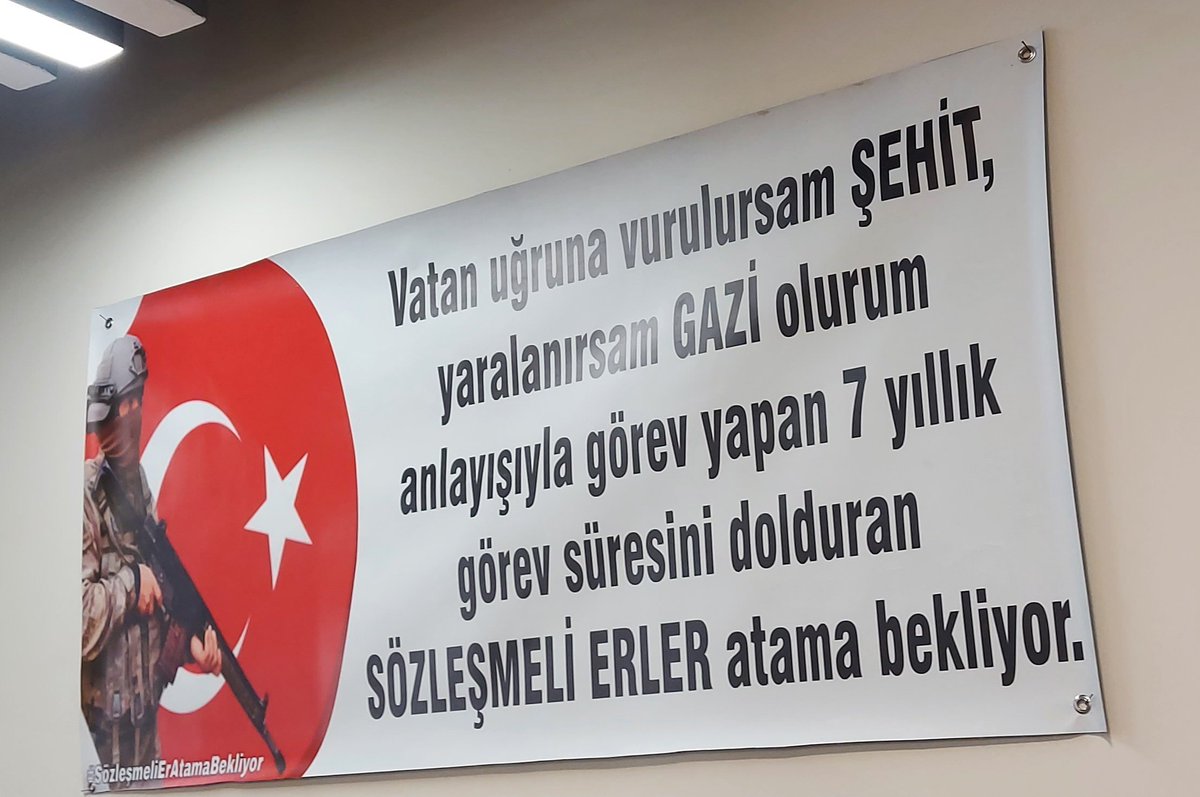 mechulasker1923's tweet image. Sözleşmeli Erler 7 yıl terörle mücadele etti.
7 yıl sonunda atama beklerken işsiz bırakıldı.
Şimdi ise sözde &quot;Terörsüz Türkiye&quot; adı altında Dağdan inecek Teröristlere yeni hayat kurma ve iş vaad ediliyor. 
Kaybetmeyecek hiç bir şeyimiz yok 
bu #böylegitmez !