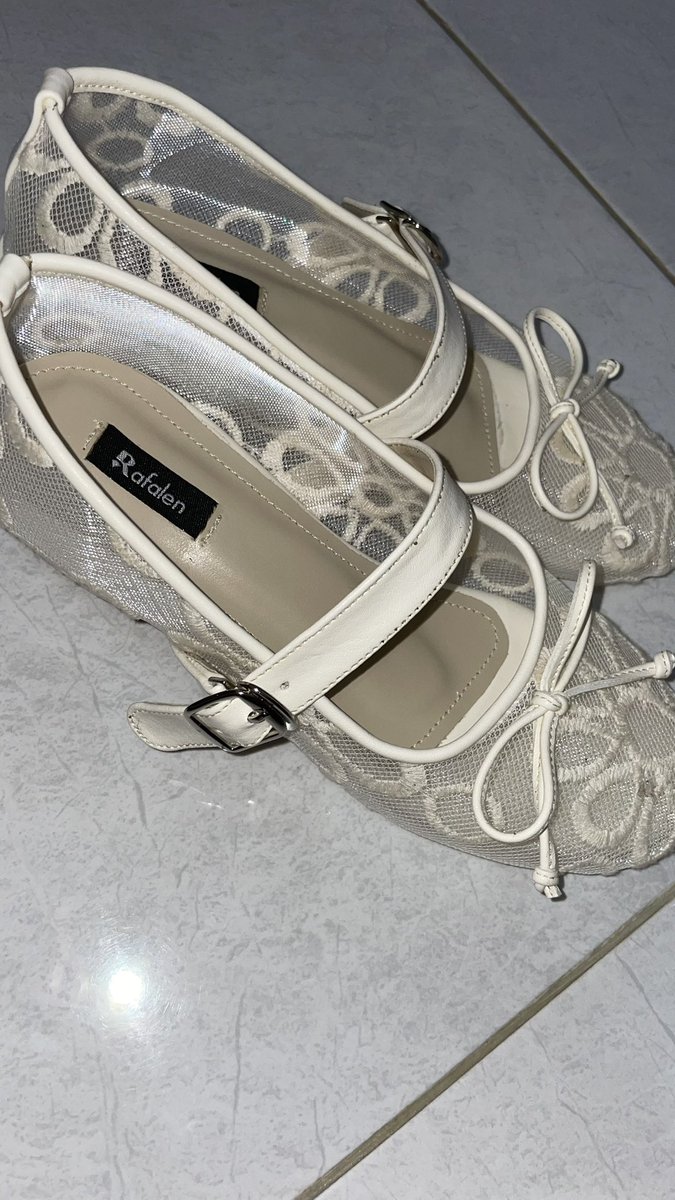 gummyygyu's tweet image. WTS sepatu hak 3cm, baru banget tdi dateng trs ternyata kebesaran. ukuran 36 (22cm). real pict foto pertama, 165k aja #preloved #wts #sepatu #flatshoes #zonauang #zonajajan