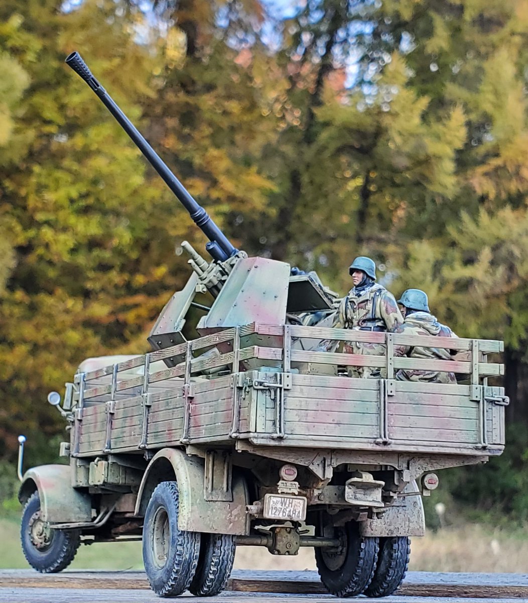 ズベズダ 1/35 メルセデス・ベンツ L4500 東部戦線 1944年秋 完成です❗
昔のHJの好きだった作例と同じく、タミヤの3.7cm flakを載せてみました(=ﾟωﾟ)ﾉ今年４度目のベンツよ❗
#ズベズダ