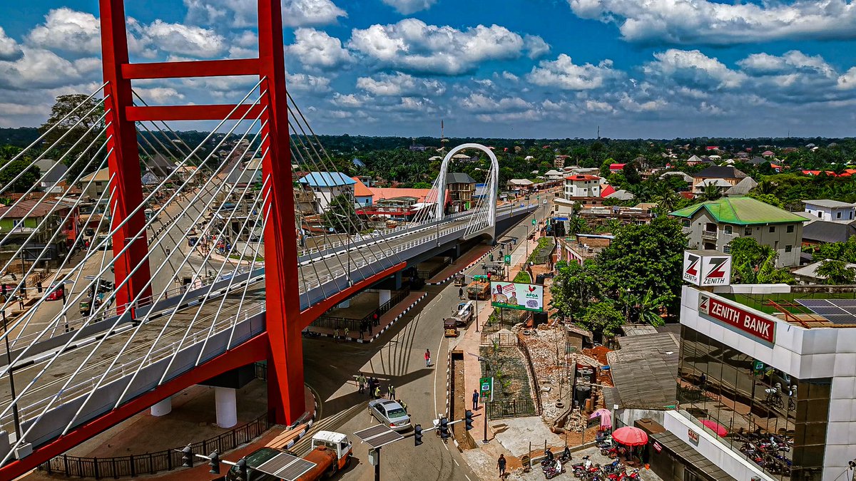 AnambraNewMedia's tweet image. Christmas in Ekwulobia won’t be chaotic anymore—it&apos;s going to be pleasurable and memorable. Soludo&apos;s administration has fixed it.

Welcome to Ekwulobia, the 4th urban center in Anambra.

#Solutioncontinues #AnambraIsRising #Solutionishere