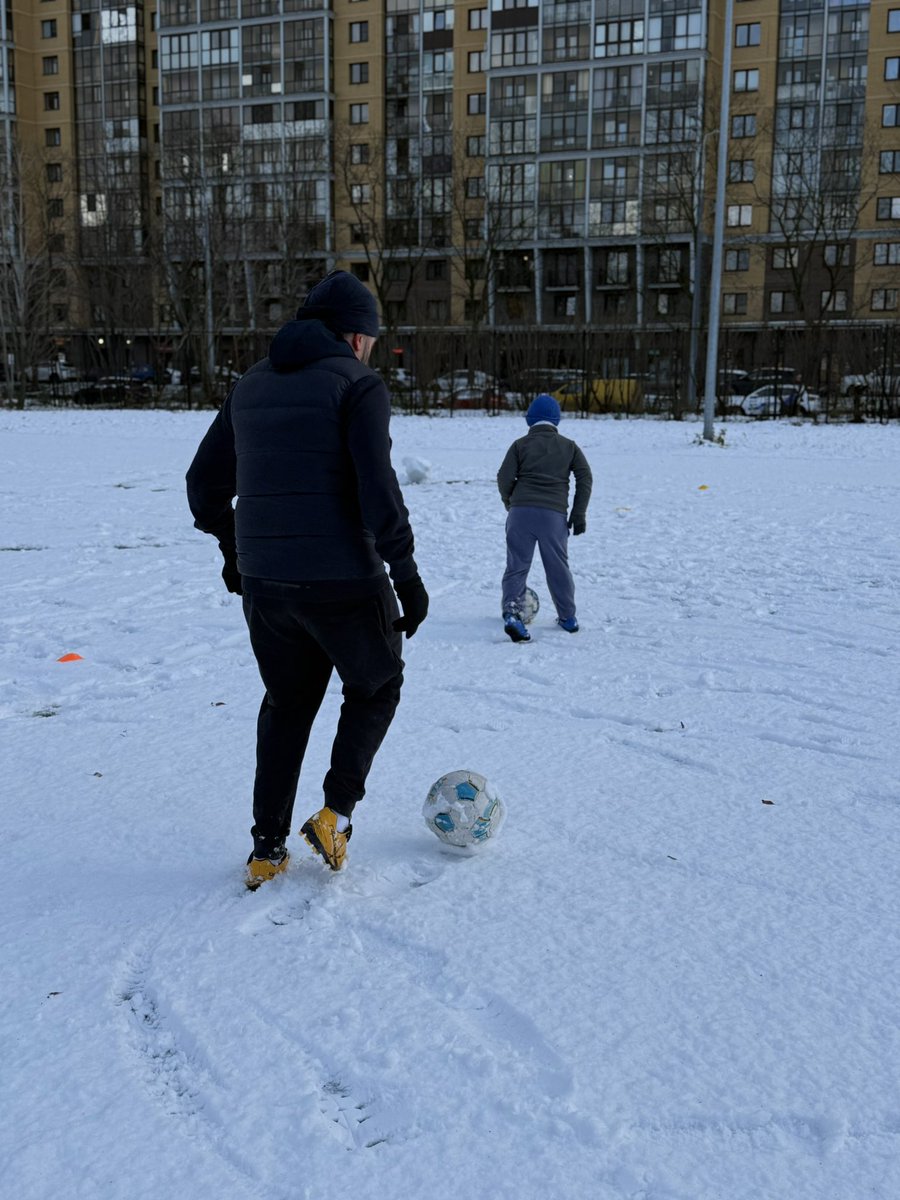 Закрыл гештальт. Начал заниматься вместе с сыном с тренером еще и ногомячем. Всегда играл плохо. Теперь хоть научат.
