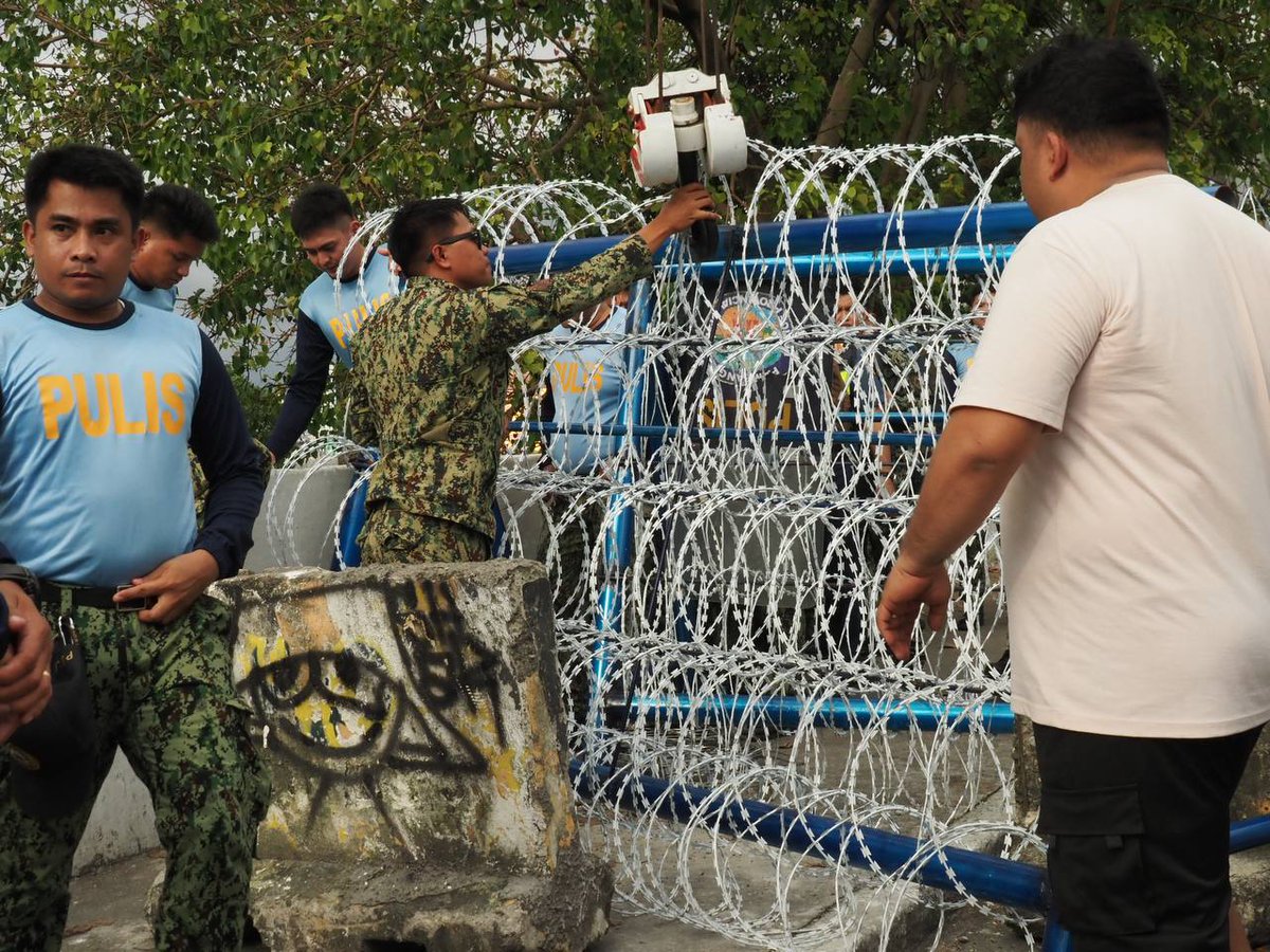 HINDI NA TALAGA PINADADAANAN

Dinagdagan ng barbed wires sa steel barrier ang bahagi ng Ayala Bridge sa Maynila, malapit sa Malacañang, pasado alas-3 ng hapon nitong Linggo, Nobyembre 16.

1/2