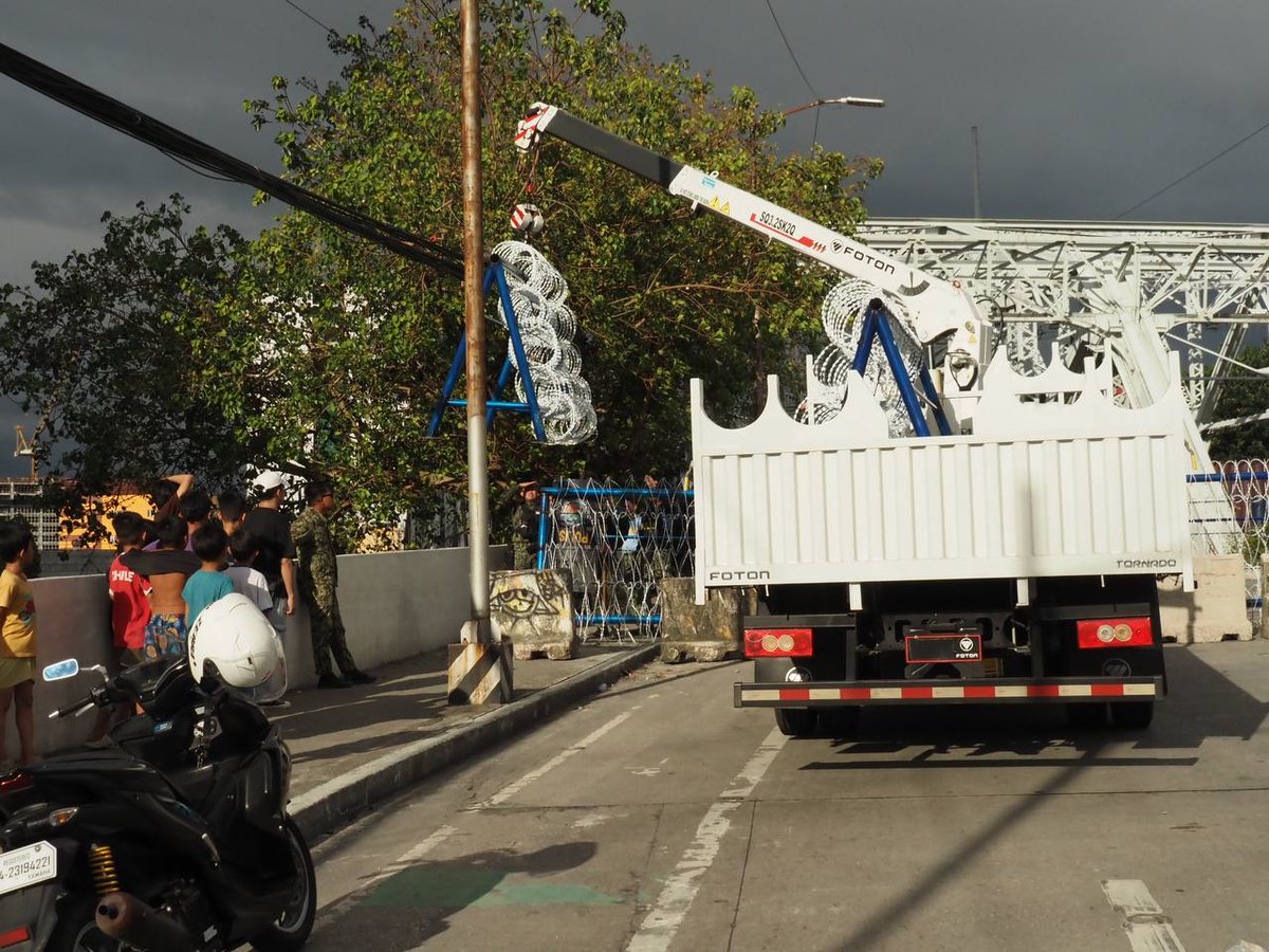 Dahil dito, hindi na maaaring makadaan ang mga tao sa tulay maliban sa mga pulis. Kaninang umaga, maaari pang makadaan ang mga pedestrian.

Ang buong kahabaan ng tulay ay binarikadahan simula pa kahapon, kaya’t sarado na rin ito sa mga motorista.

2/2