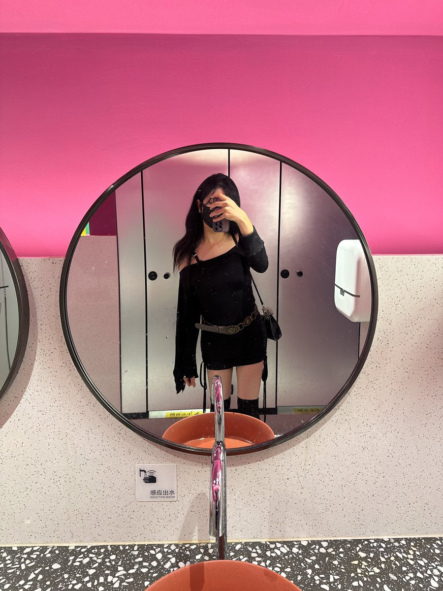 裙子齐B也没多短