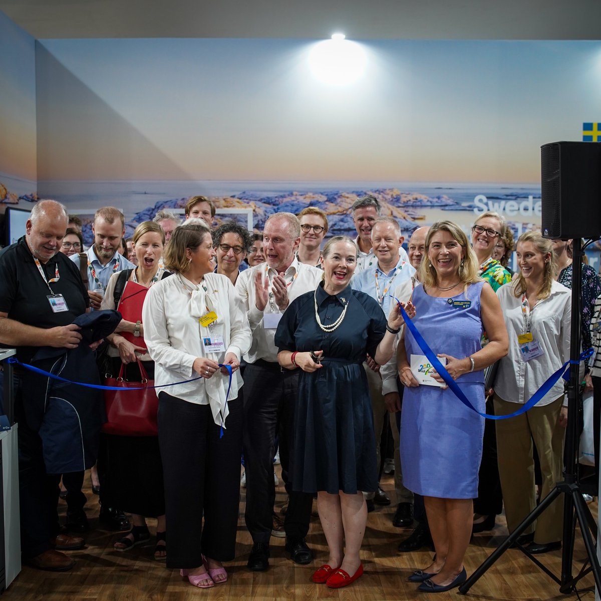 🌍 من فعاليات COP30!

🇸🇪 تم افتتاح الجناح السويدي في قمة المناخ بمدينة بيلم أمام حضور كامل، على يد <a href="/sigriddiana/">Diana Janse</a>  نائبة وزير التعاون الإنمائي الدولي والتجارة الخارجية، بنيامين دوسا.

✨ تحت شعار «السويد – صانعة الروابط من أجل العمل المناخي»، يسلّط الجناح الضوء على الحلول السويدية