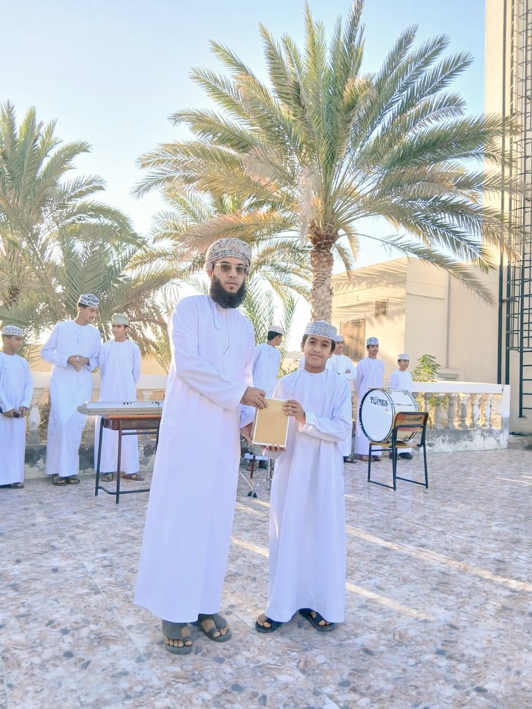 تعزيزًا للأخلاق الحميدة والقيم النبيلة، كرم الأخصائي الاجتماعي أ. يحيى السليماني الطالب الحارث بن محمد الجابري (الصف السادس) لأمانته، بعد أن سلّم مبلغًا ماليًا عثر عليه. 
هذا التكريم يرسخ في نفوس زملائه قيمة الأمانة والصدق ويشجعهم على التحلي بها في حياتهم اليومية.