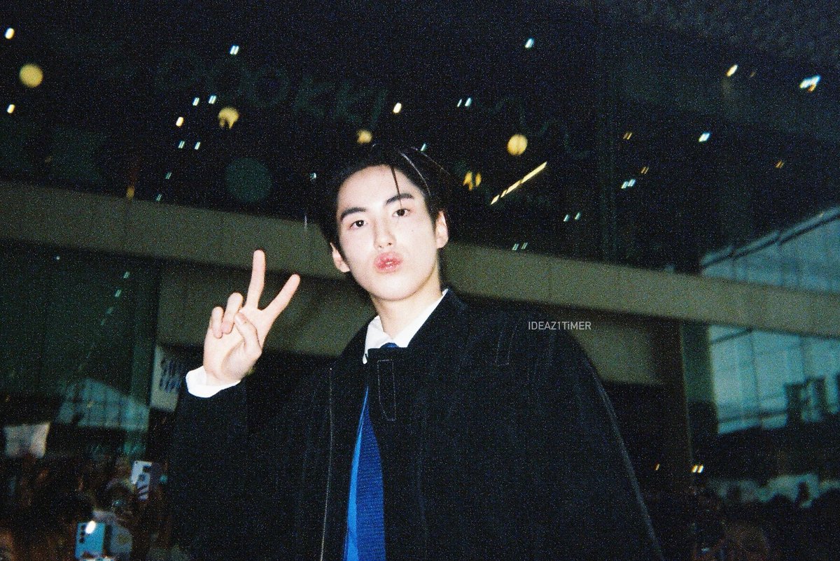 IDEAZONETIMER's tweet photo. times are forever frozen still 📸 

#PHUTATCHAI 
#KakaoFriendsThailandxBUS https://t.co/8KZZOeAlI6