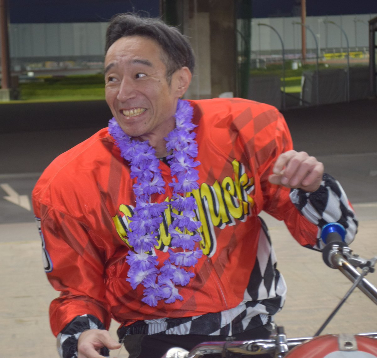 sponichiauto's tweet photo. 【#川口オート G2 #オートレースメモリアル】

優勝は川口の大将、#永井大介！G2は15勝目、大会初制覇。今年2度目のVだ。「ファンの声援がうれしいね。スタートが浮き気味だったので昨日、クラッチの部品を総入れ替えしたらうまくいった。まだ若い子には負けないよ」

#スポニチ #オートレース https://t.co/2E3NFXhulc