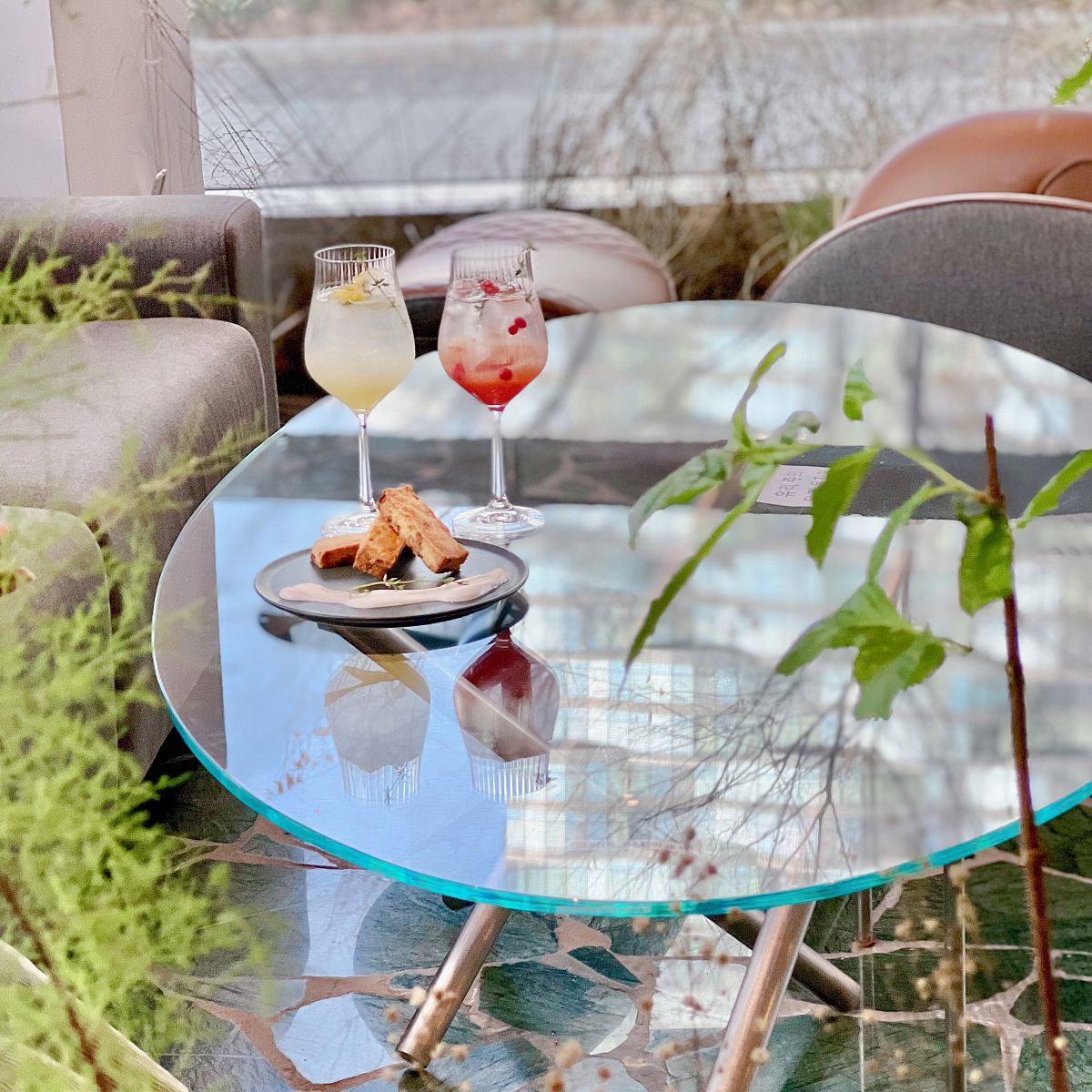 apiocba's tweet image. 今日份小确幸：阳光穿过树叶的缝隙，落在翻开的书页上，咖啡香混着桂花香飘过来——生活里的温柔时刻，藏在这些细碎里