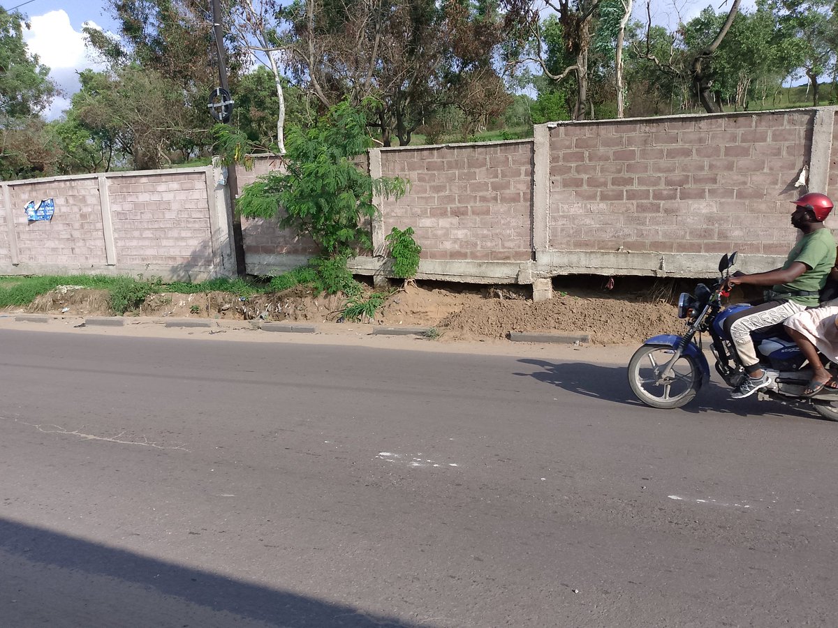 leonkanku002's tweet image. @Unikinrdc la clôture de c campus avt l&apos;entrée #cnpp en face de l&apos;#istm sur avenue #kimuenza en voix de s&apos;écrouler. Le comité de gestion dirigé par le recteur @kayembejmk attend l&apos;État. Déplorable. @TopCongo @lusakuenoc @simeonisako13 @EdmondIzuba1 @rtncofficielle1 @acprdcongo