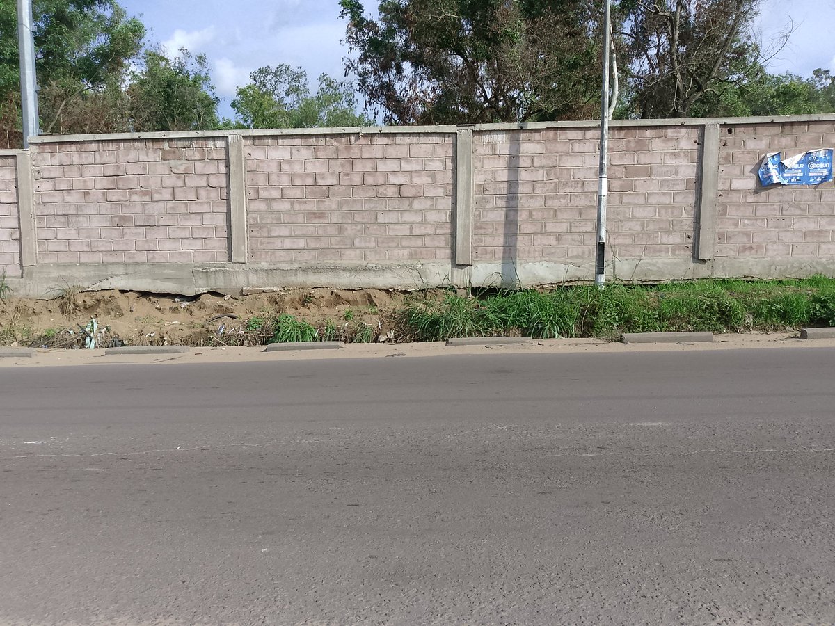 leonkanku002's tweet image. @Unikinrdc la clôture de c campus avt l&apos;entrée #cnpp en face de l&apos;#istm sur avenue #kimuenza en voix de s&apos;écrouler. Le comité de gestion dirigé par le recteur @kayembejmk attend l&apos;État. Déplorable. @TopCongo @lusakuenoc @simeonisako13 @EdmondIzuba1 @rtncofficielle1 @acprdcongo