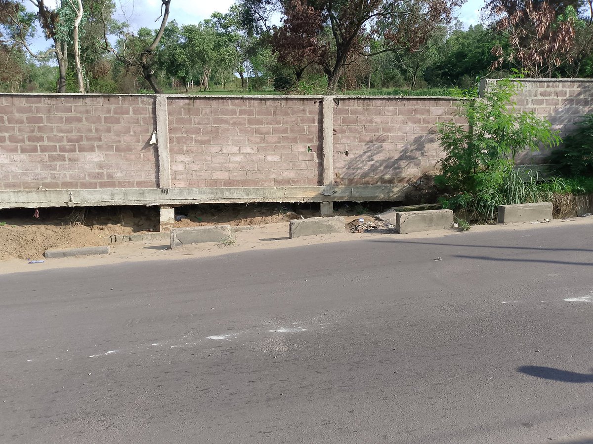 leonkanku002's tweet image. @Unikinrdc la clôture de c campus avt l&apos;entrée #cnpp en face de l&apos;#istm sur avenue #kimuenza en voix de s&apos;écrouler. Le comité de gestion dirigé par le recteur @kayembejmk attend l&apos;État. Déplorable. @TopCongo @lusakuenoc @simeonisako13 @EdmondIzuba1 @rtncofficielle1 @acprdcongo